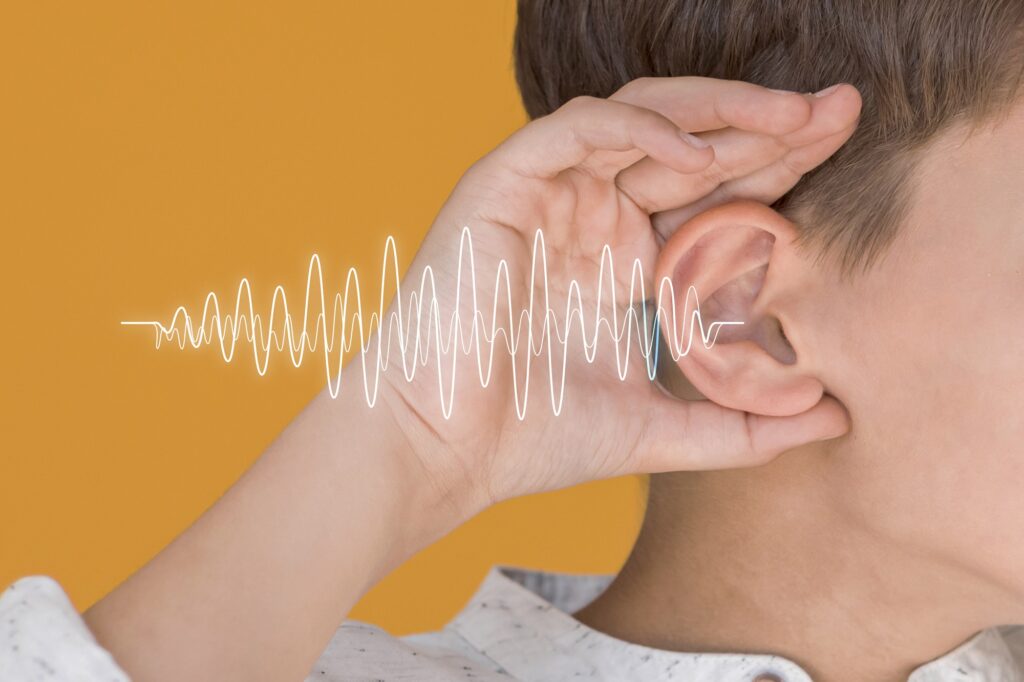 Oído de niño con ondas sonoras